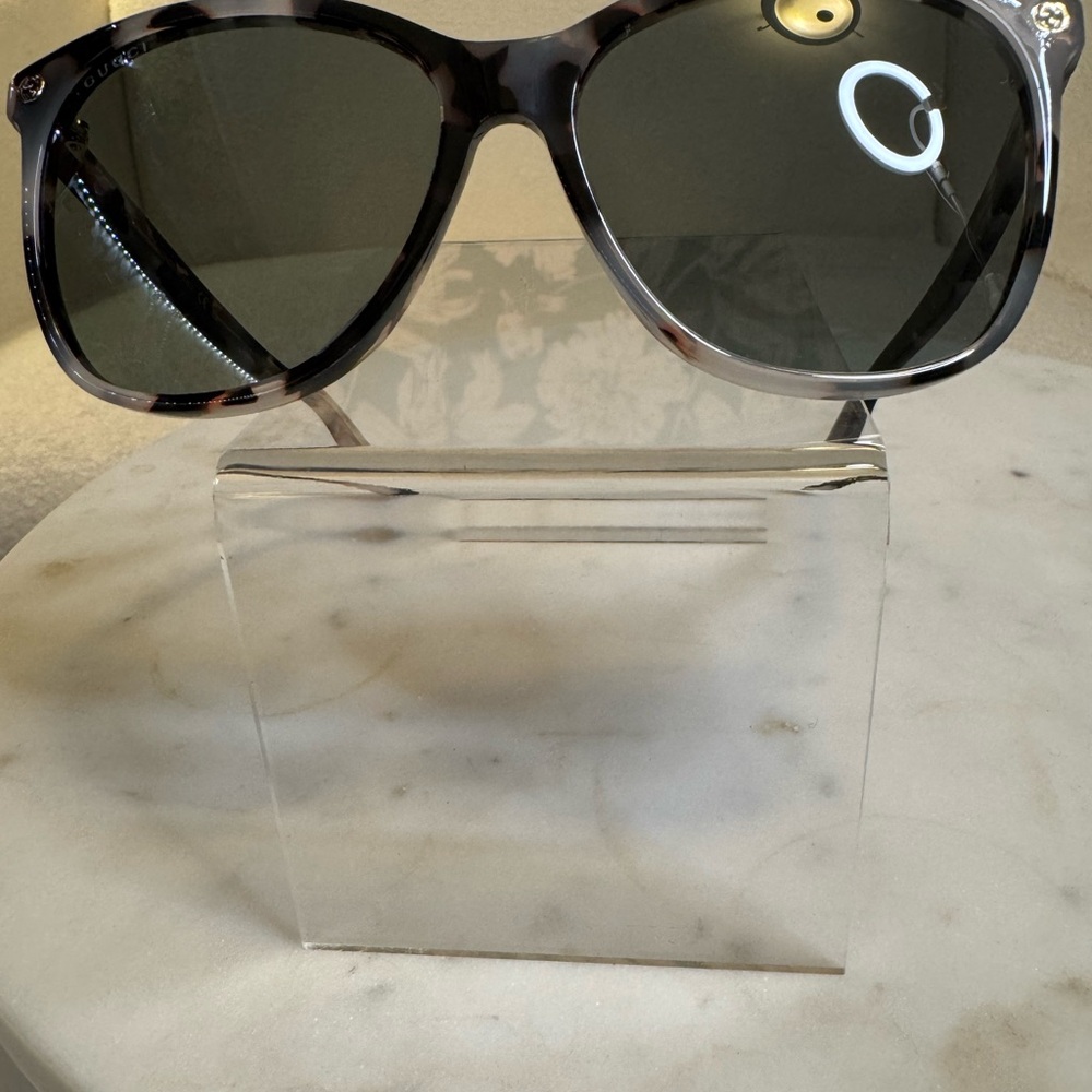 Gucci Grey Tortoise Sunglasses BNWT Includes Velvet Case, dusty & lens cloth - Picture 2 of 11